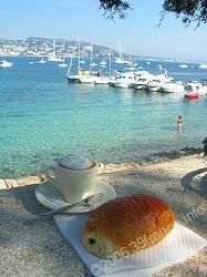 今朝はビーチでプチデジュネ